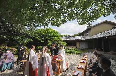 仲睦まじいおふたりの笑顔満点WEDDINGの挙式画像