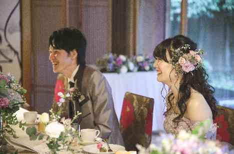 仲睦まじいおふたりの笑顔満点WEDDINGの披露宴画像