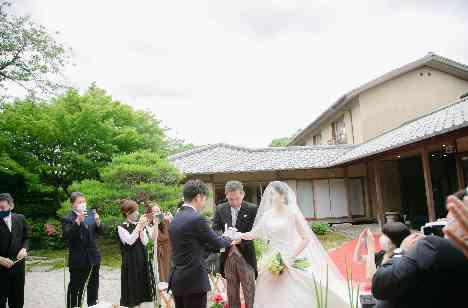 明るく 楽しい 素敵なおふたりのあたたかいご結婚式の挙式画像