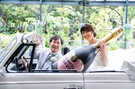 笑顔あふれるおふたりからのサプライズウェディング!の演出画像