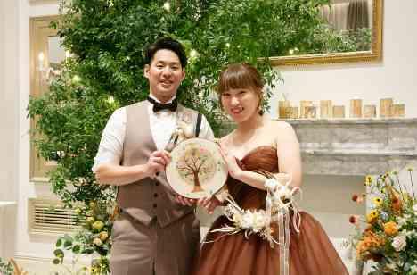 おふたりらしさ溢れる大人数ウェディングの披露宴画像