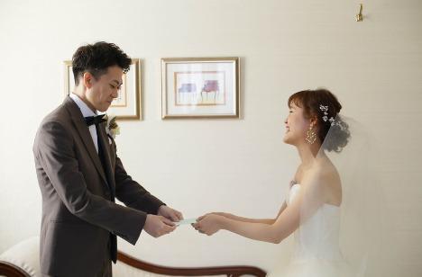 笑顔に溢れる、ナチュラルウェディングの準備・打ち合わせ画像