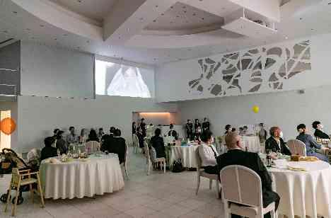 希望が叶った場所でのアットホームWeddingの演出画像