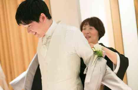ゲストの方全員で一生の思い出を作った結婚式の挙式画像