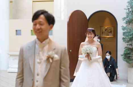 新郎新婦とゲストの心が通じ合うウェディングの挙式画像
