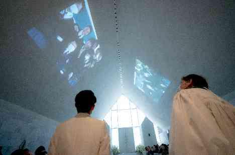 ゲストへ感謝を伝えるアットホームweddingの挙式画像