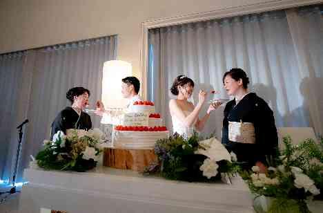ゲストへ感謝を伝えるアットホームweddingの披露宴画像