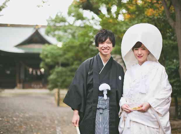 お二人らしい青に囲まれた賑やかなご結婚式の挙式実例画像