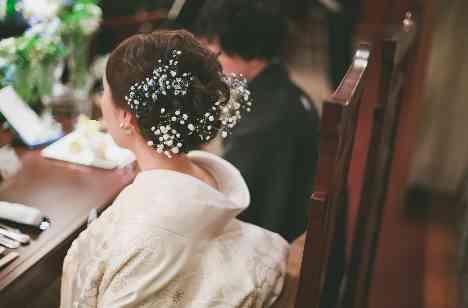 お二人らしい青に囲まれた賑やかなご結婚式の挙式画像
