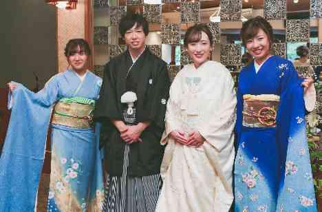 お二人らしい青に囲まれた賑やかなご結婚式の披露宴画像