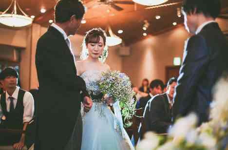 お二人らしい青に囲まれた賑やかなご結婚式の演出画像