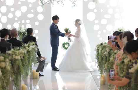 五感で楽しむ美食×おふたりらしい楽しい結婚式の挙式画像