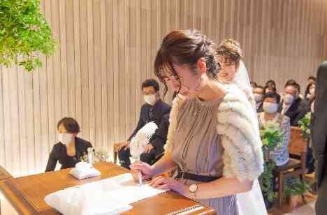 お二人らしい世界観で、ゲストと楽しむ結婚式の挙式画像