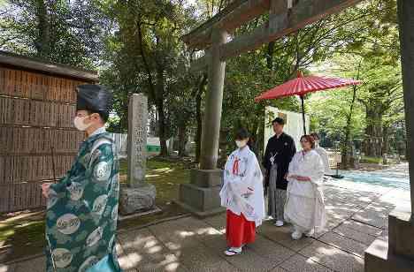 大好きな愛犬と一緒に祝うウェディングの挙式画像