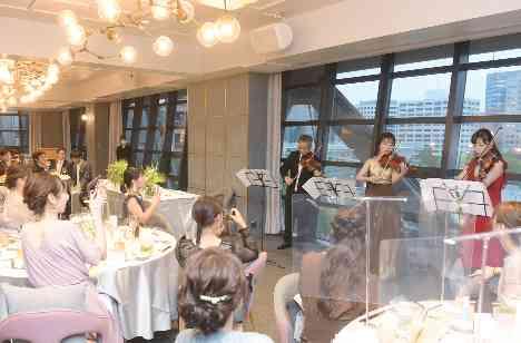 《おしゃれなパーティタイム》思い出づくりを楽しんでの演出画像