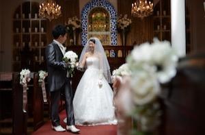 シンプルで肩肘張らない結婚式の挙式画像