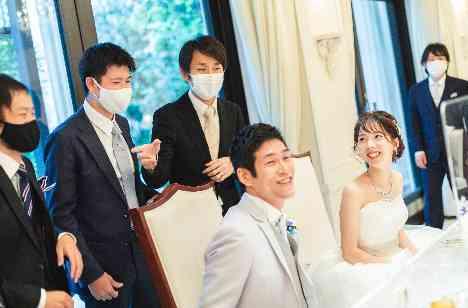 写真が大好きなお二人らしさあふれる素敵な結婚式の披露宴画像