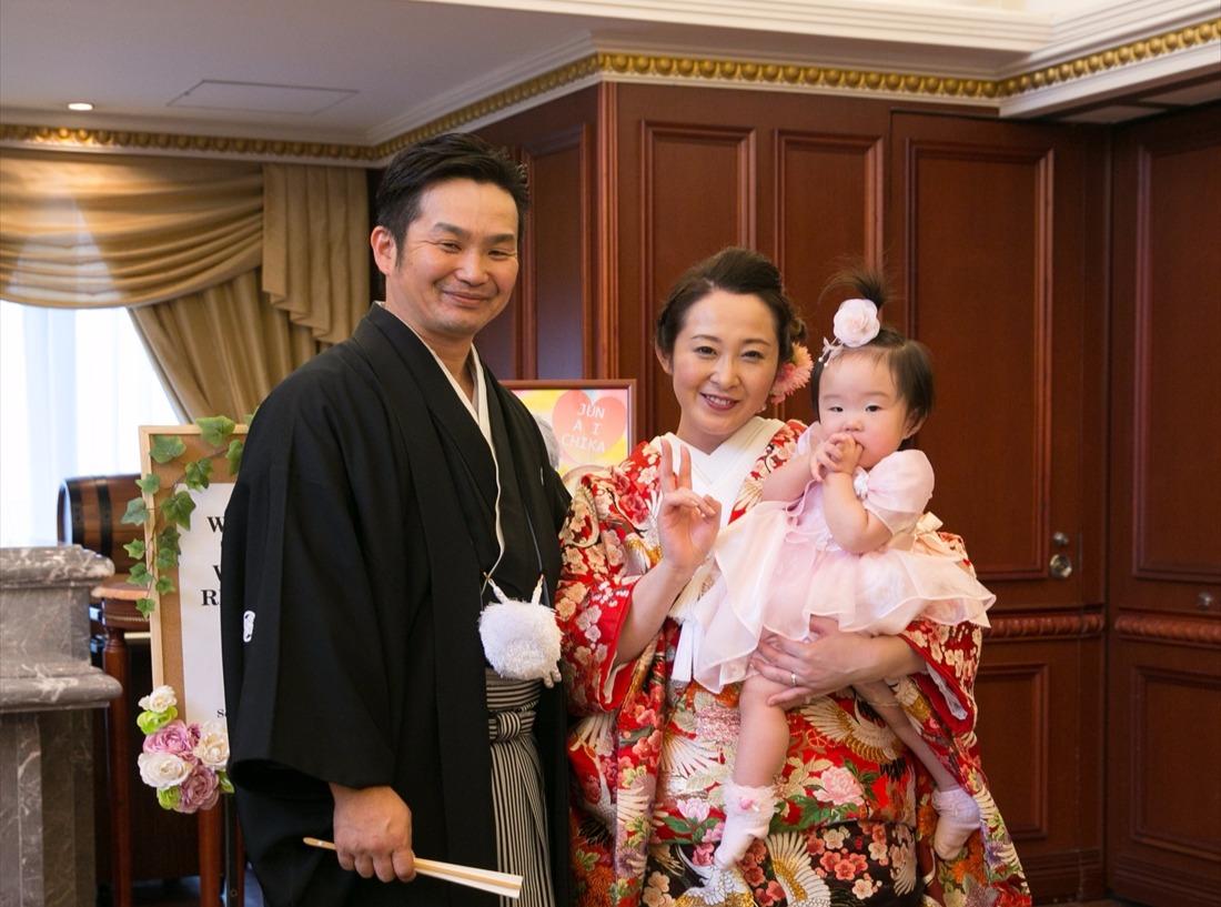 お子様と3人で愛が伝わるウェディングの挙式実例画像