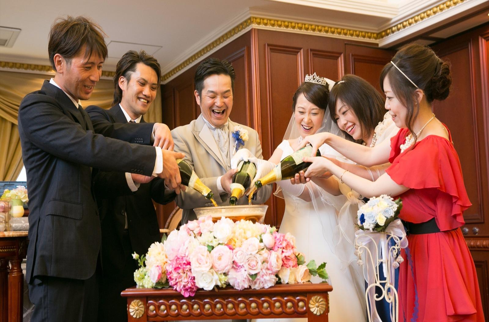 お子様と3人で愛が伝わるウェディングの挙式画像