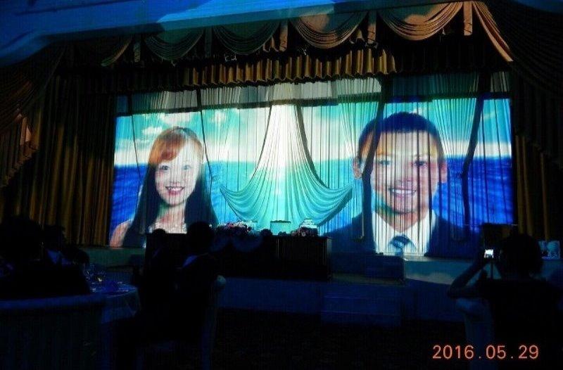 憧れの長いバージンロードを歩き、感動の世界へ誘う映の演出画像