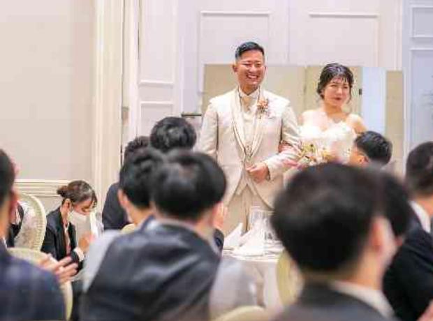同窓会のようなゲストとの距離が近い結婚式☆の挙式実例画像