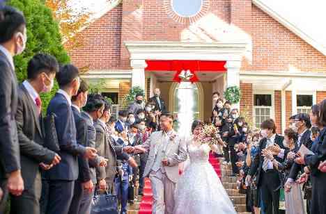 同窓会のようなゲストとの距離が近い結婚式☆の挙式画像