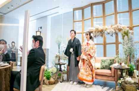 和装を活かし、ゲストの笑顔溢れるご結婚式の披露宴画像