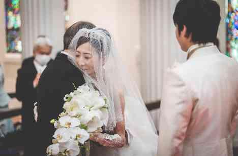 大切な家族と過ごす挙式の感動セレモニーの挙式画像
