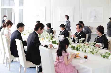 大切な家族とのアットホームWeddingの披露宴画像