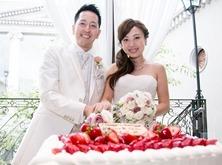 思い出の教会を見ながら、ゲストとの大切なひとときの挙式実例画像