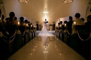 思い出の教会を見ながら、ゲストとの大切なひとときの挙式画像