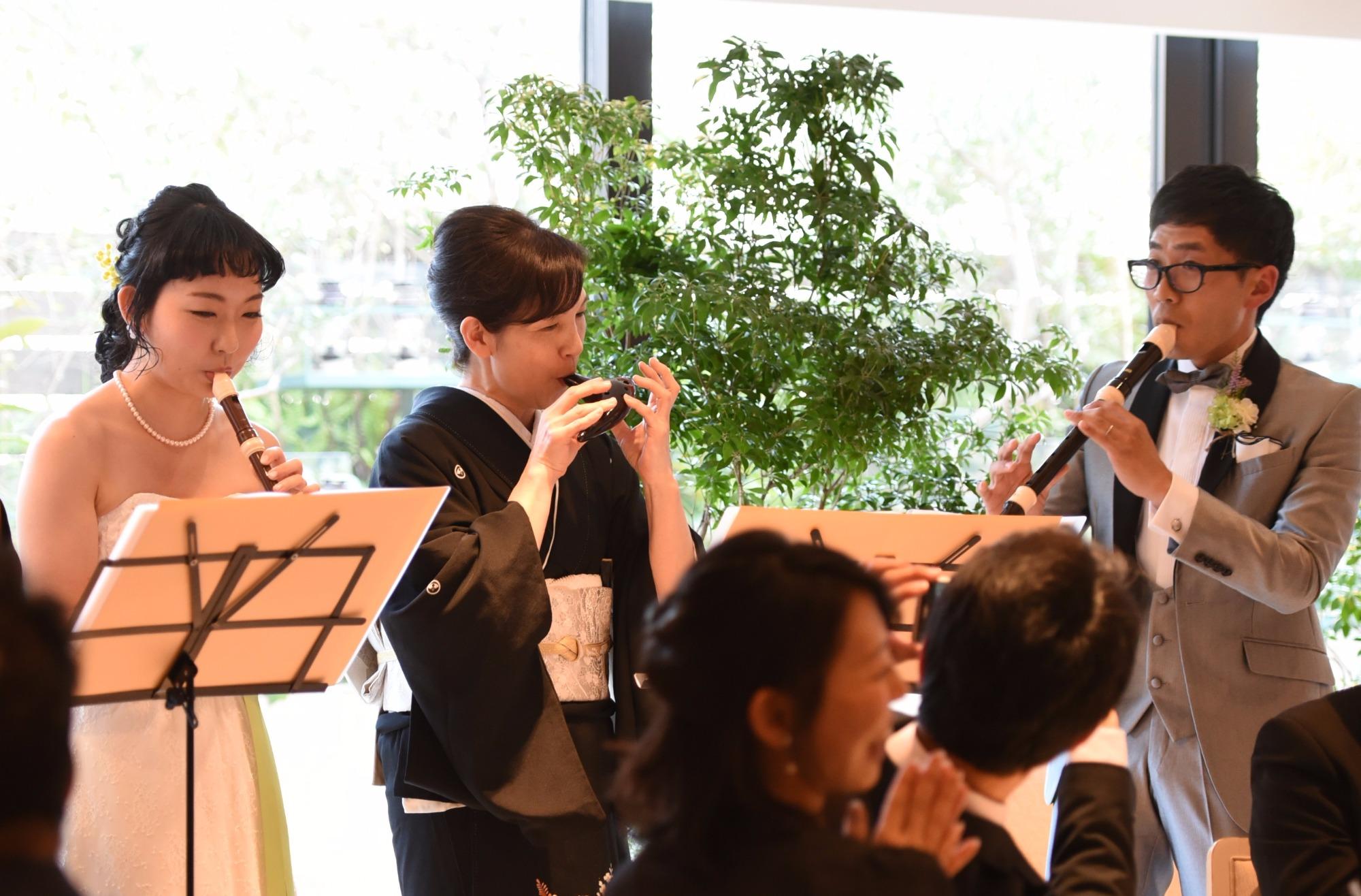 2人から感謝の気持ちを伝えるアットホームパーティーの演出画像