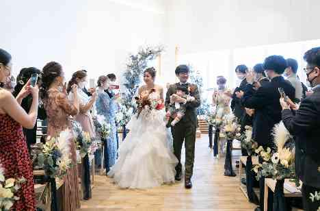 お子様と一緒のおしゃれweddingの挙式画像