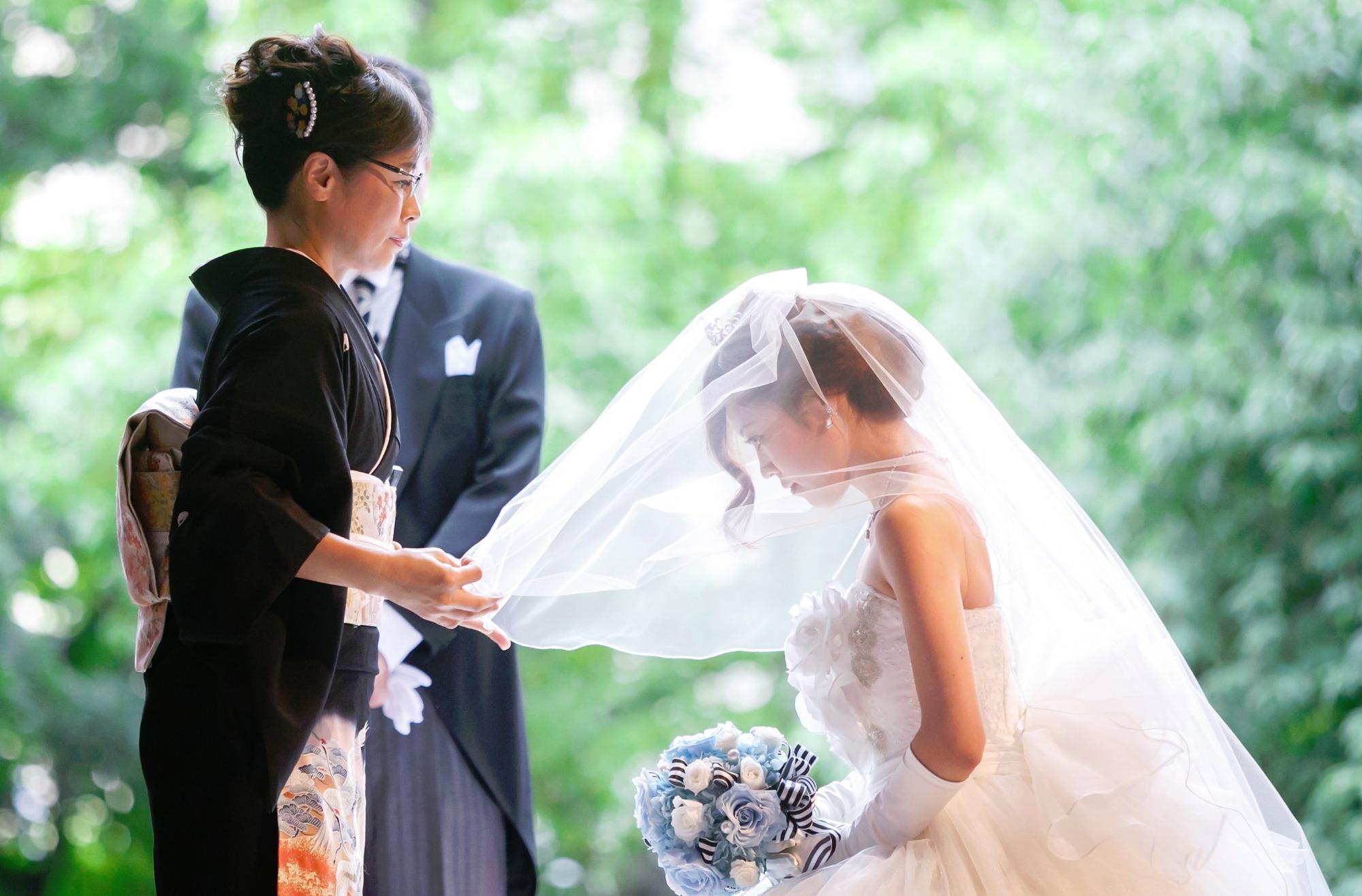 幻想的な光が彩る記憶に刻まれた結婚式の挙式画像