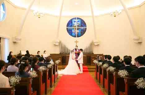 大切なゲストと一緒に笑って過ごす結婚式の挙式画像