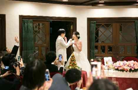 大切なゲストと一緒に笑って過ごす結婚式の披露宴画像
