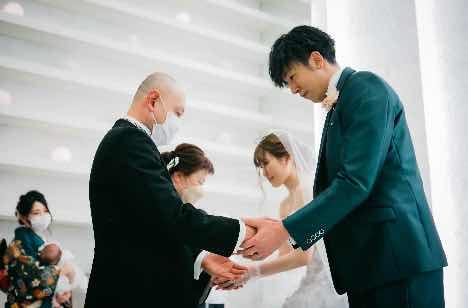 両親へ感謝を伝えるサプライズウェディングの挙式画像