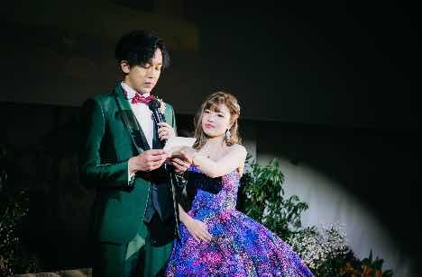 両親へ感謝を伝えるサプライズウェディングの演出画像