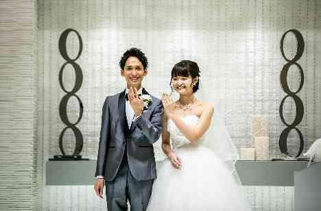 お料理を楽しんでいただきながらリラックス結婚式の挙式画像
