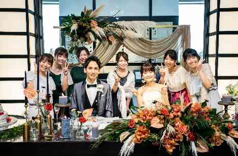 お料理を楽しんでいただきながらリラックス結婚式の披露宴画像