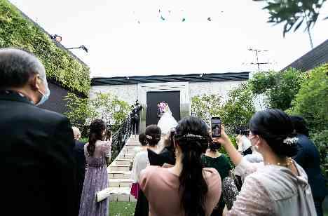 お料理を楽しんでいただきながらリラックス結婚式の演出画像