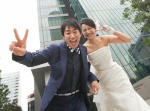 笑顔溢れるふたりのウエディングフェスにゲストを招待の挙式実例画像