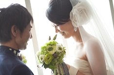 笑顔溢れるふたりのウエディングフェスにゲストを招待の挙式画像