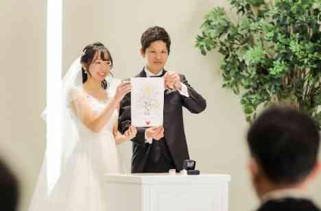 私たちらしくゲスト全員と楽しめるweddingの挙式画像