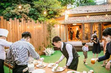 ワイワイ楽しく盛り上がるお二人らしい結婚式の披露宴画像