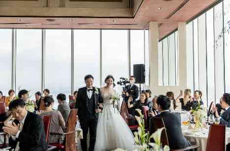 【2年越しの結婚式】憧れの白無垢と高層階レストランの挙式画像