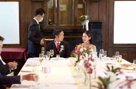 想い出の場所で。一人ひとりに感謝を伝える「家族婚」の披露宴画像