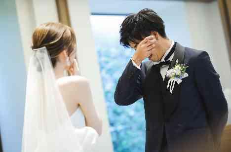 幸せな笑顔と涙があふれるウェディングパーティーの準備・打ち合わせ画像