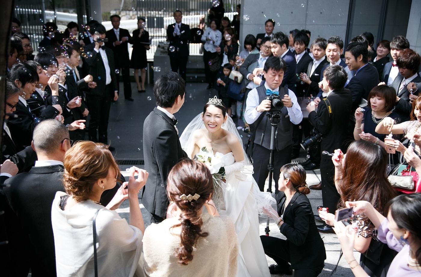 安藤建築と
植物がテーマ「アートなWedding」の挙式画像