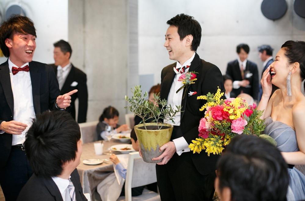 安藤建築と
植物がテーマ「アートなWedding」の披露宴画像
